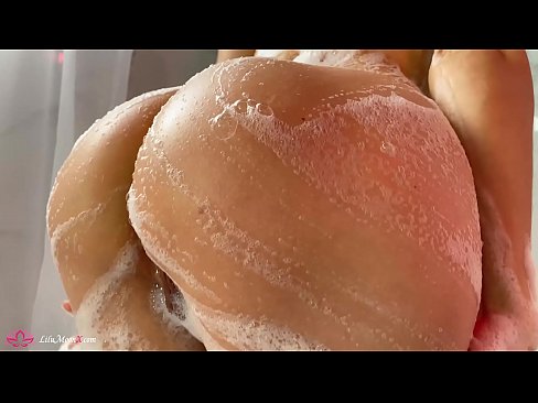 ❤️ La morena es masturba el cony amb un vibrador fins a un orgasme intens a la dutxa ☑ Vídeo anal a nosaltres ﹏